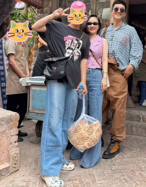 偶遇霍思燕杜江出遊,夫妻穿搭被嘲難看,一個不洋氣一個像賣魚