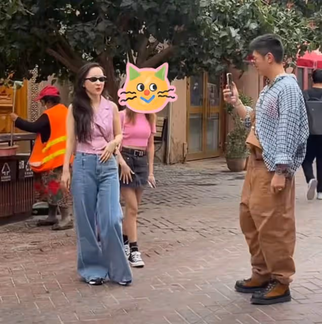 偶遇霍思燕杜江出遊，夫妻穿搭被嘲難看，一個不洋氣一個像賣魚