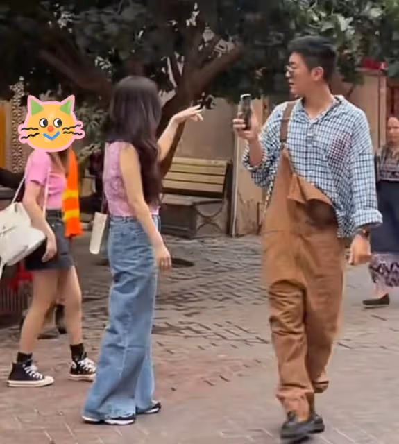 偶遇霍思燕杜江出遊，夫妻穿搭被嘲難看，一個不洋氣一個像賣魚