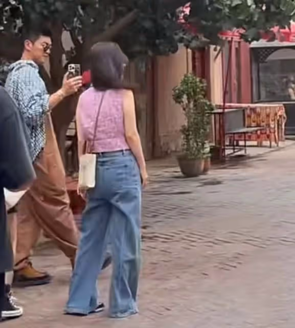 偶遇霍思燕杜江出遊，夫妻穿搭被嘲難看，一個不洋氣一個像賣魚