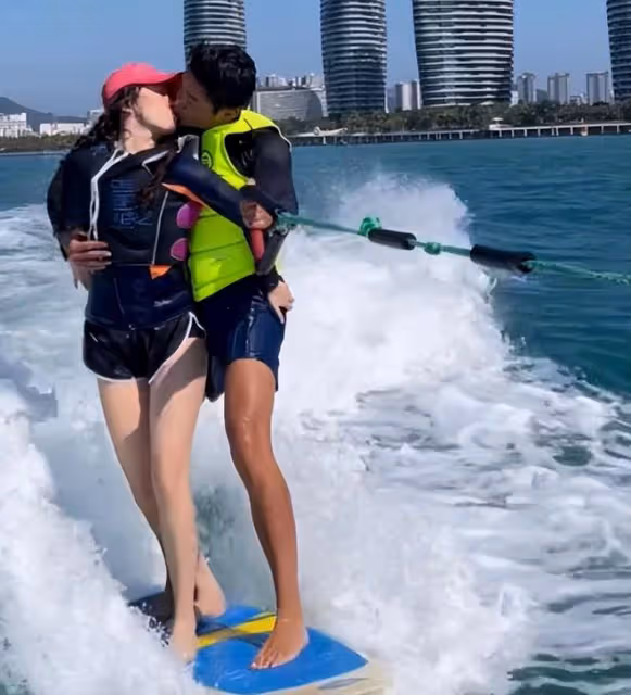 偶遇霍思燕杜江出遊，夫妻穿搭被嘲難看，一個不洋氣一個像賣魚