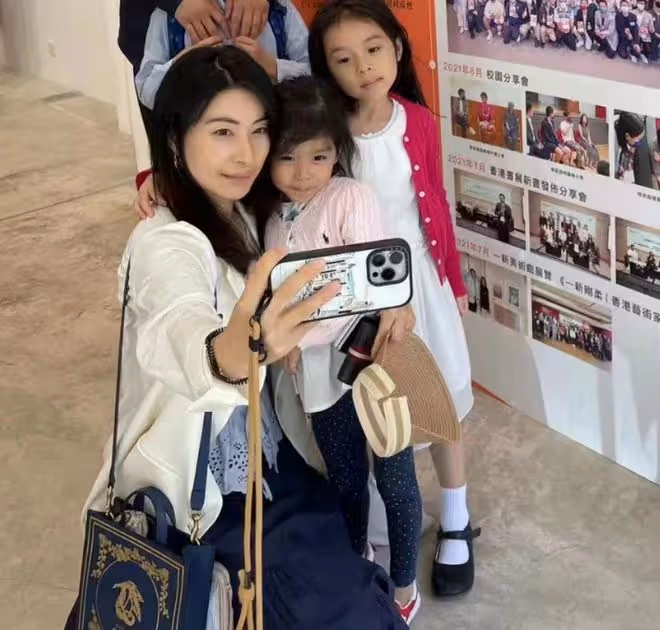 郭晶晶一家五口看展,三個孩子露正臉顏值高,女兒被指長得像奶奶