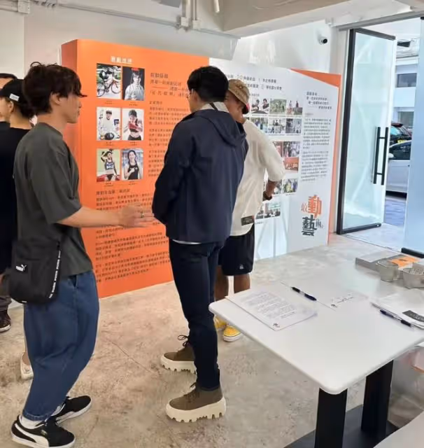 郭晶晶一家五口看展,三個孩子露正臉顏值高,女兒被指長得像奶奶