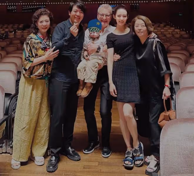 郎朗曬全家福慶41歲生日,2歲兒子久違出鏡,祖孫三代同框超有愛