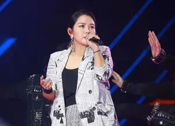 看臉絕美,看體格虎背熊腰,這6位女明星的大骨架太不懂事了