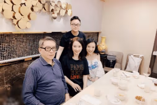 62歲「黃蓉」魏秋樺罕曬近照,與好友相聚生活愜意,卻至今未婚