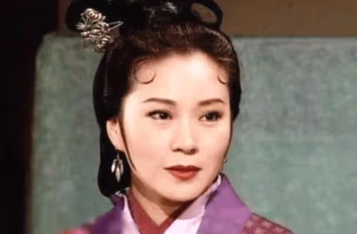 62歲「黃蓉」魏秋樺罕曬近照,與好友相聚生活愜意,卻至今未婚