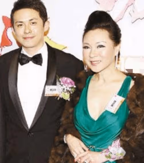 62歲「黃蓉」魏秋樺罕曬近照,與好友相聚生活愜意,卻至今未婚