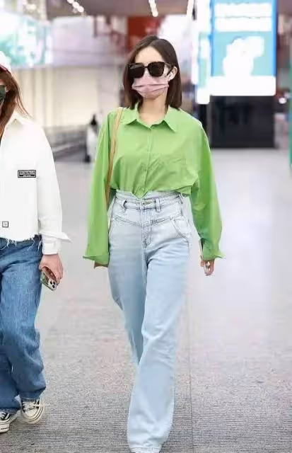 被李一桐的私服驚艷了,將「襯衫+牛仔褲」穿出高級感,還很洋氣