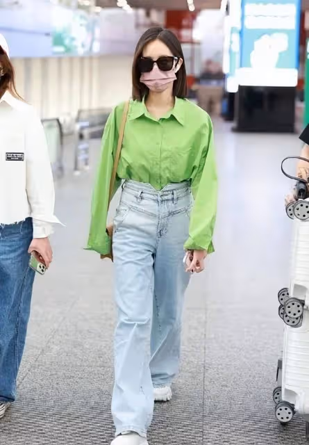 被李一桐的私服驚艷了,將「襯衫+牛仔褲」穿出高級感,還很洋氣