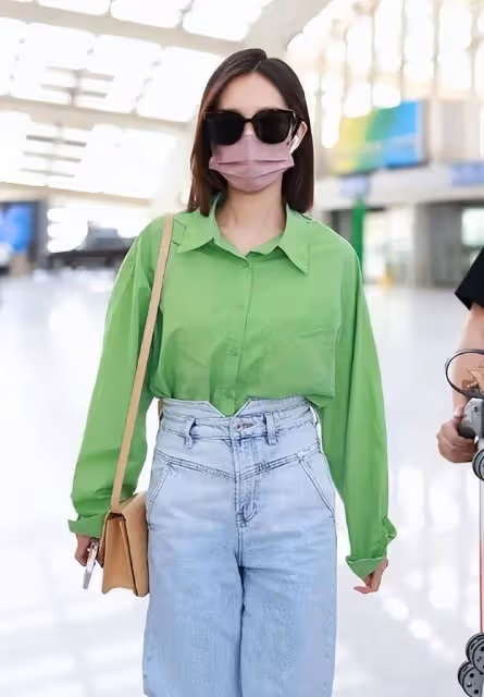 被李一桐的私服驚艷了,將「襯衫+牛仔褲」穿出高級感,還很洋氣
