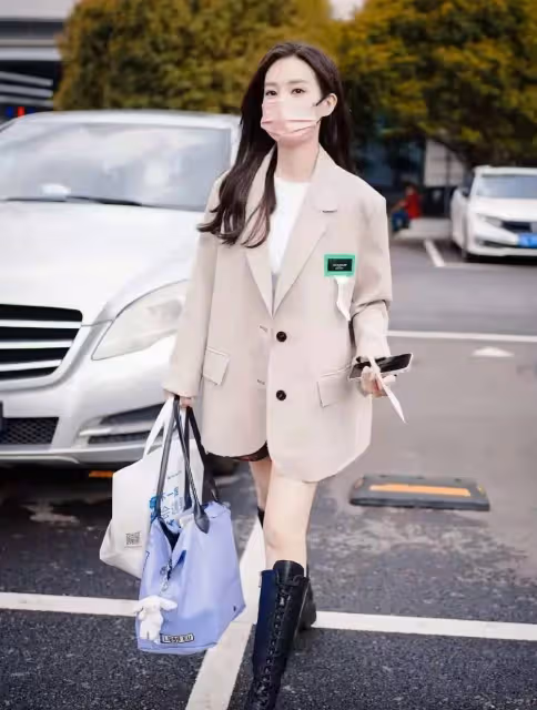 被李一桐的私服驚艷了,將「襯衫+牛仔褲」穿出高級感,還很洋氣