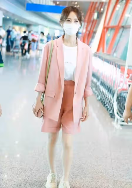 被李一桐的私服驚艷了,將「襯衫+牛仔褲」穿出高級感,還很洋氣