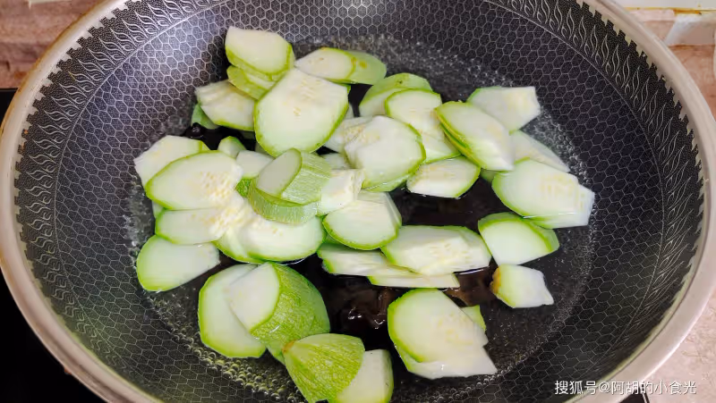 原來雞蛋和它更配，出乎意料的美味！隨手炒一盤，夠脆嫩夠下飯，一盤配一鍋飯