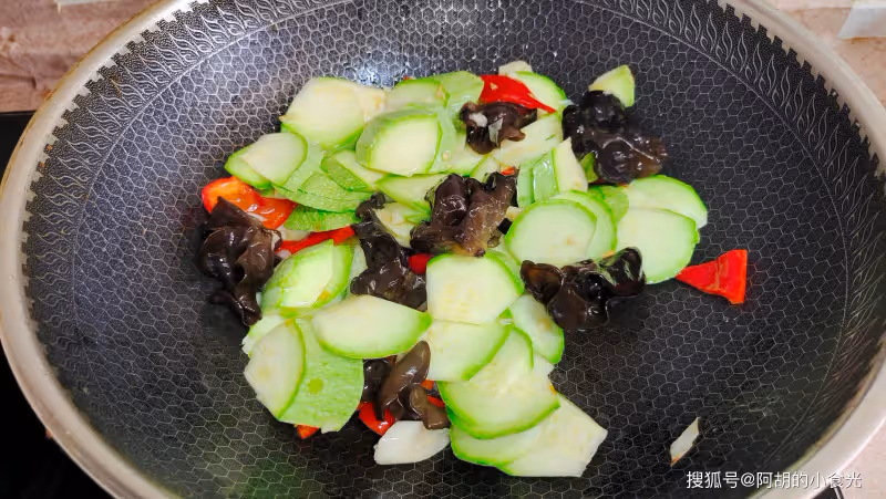 原來雞蛋和它更配，出乎意料的美味！隨手炒一盤，夠脆嫩夠下飯，一盤配一鍋飯