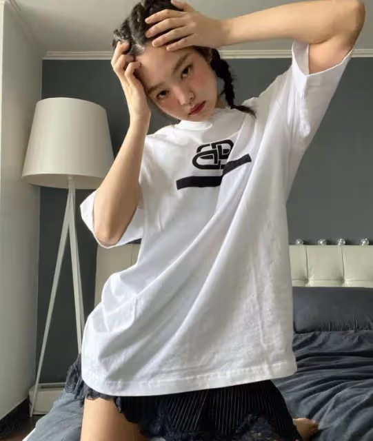 金智妮私服有個性,穿T恤配時尚裙在家擺pose,扎小辮子好酷