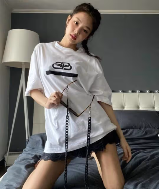 金智妮私服有個性,穿T恤配時尚裙在家擺pose,扎小辮子好酷