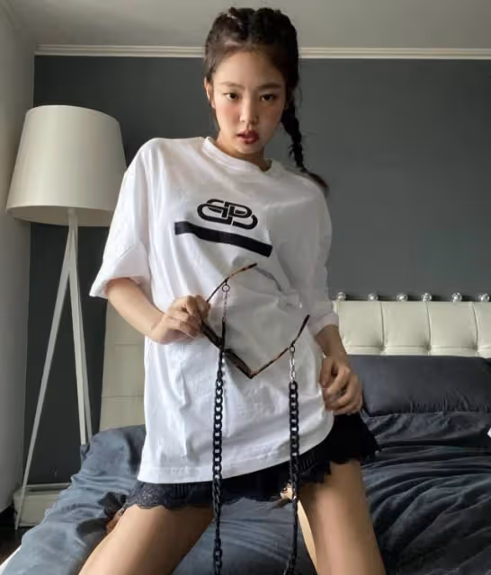 金智妮私服有個性,穿T恤配時尚裙在家擺pose,扎小辮子好酷