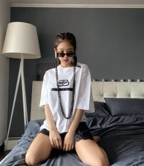 金智妮私服有個性,穿T恤配時尚裙在家擺pose,扎小辮子好酷