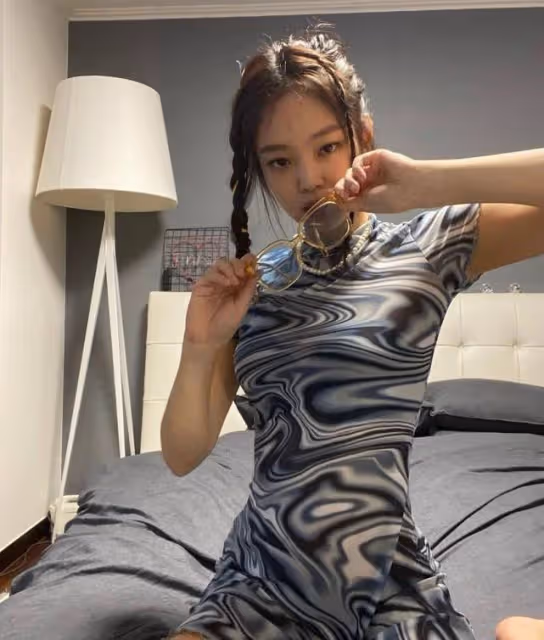 金智妮私服有個性,穿T恤配時尚裙在家擺pose,扎小辮子好酷