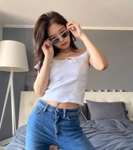 金智妮私服有個性,穿T恤配時尚裙在家擺pose,扎小辮子好酷
