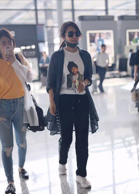 閆妮真沒有明星架子,穿私服襯衫走紅毯,換種搭配氣質瞬間不同