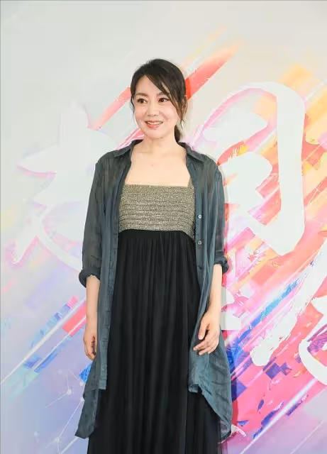 閆妮真沒有明星架子,穿私服襯衫走紅毯,換種搭配氣質瞬間不同
