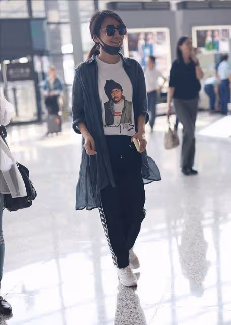 閆妮真沒有明星架子,穿私服襯衫走紅毯,換種搭配氣質瞬間不同