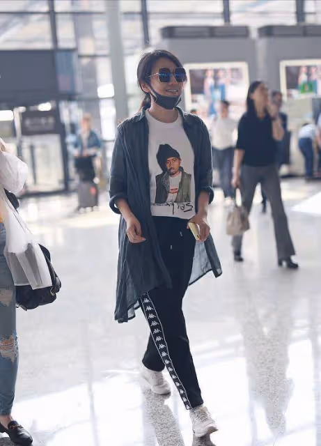 閆妮真沒有明星架子,穿私服襯衫走紅毯,換種搭配氣質瞬間不同