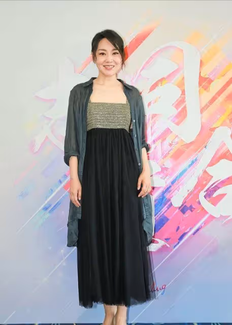 閆妮真沒有明星架子,穿私服襯衫走紅毯,換種搭配氣質瞬間不同