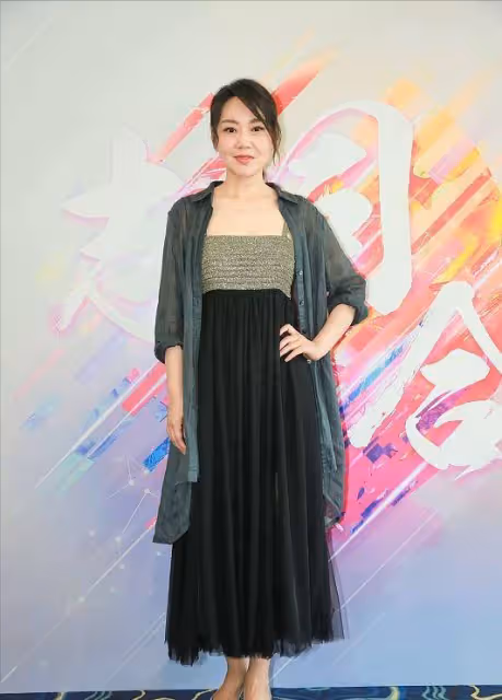 閆妮真沒有明星架子,穿私服襯衫走紅毯,換種搭配氣質瞬間不同