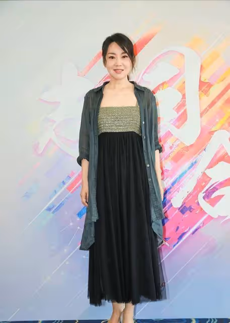 閆妮真沒有明星架子,穿私服襯衫走紅毯,換種搭配氣質瞬間不同