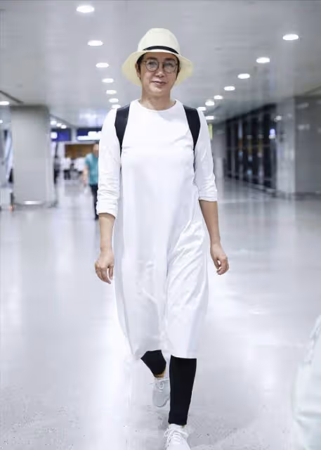 蔣雯麗私服也太隨意了,長T恤裙配牛仔褲,低調樸素和路人沒兩樣
