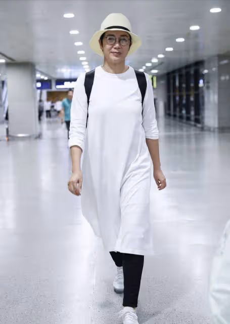 蔣雯麗私服也太隨意了,長T恤裙配牛仔褲,低調樸素和路人沒兩樣