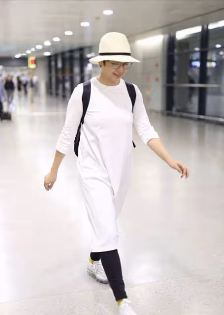 蔣雯麗私服也太隨意了,長T恤裙配牛仔褲,低調樸素和路人沒兩樣