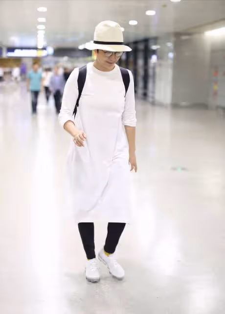 蔣雯麗私服也太隨意了,長T恤裙配牛仔褲,低調樸素和路人沒兩樣