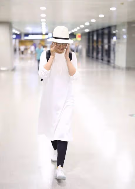 蔣雯麗私服也太隨意了,長T恤裙配牛仔褲,低調樸素和路人沒兩樣