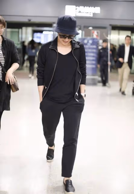 蔣雯麗私服也太隨意了,長T恤裙配牛仔褲,低調樸素和路人沒兩樣