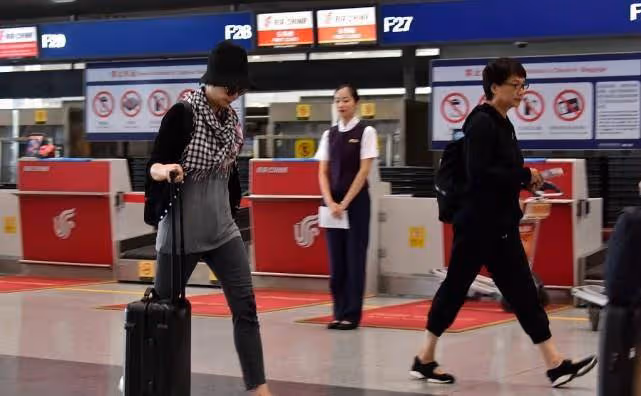 蔣雯麗私服也太隨意了,長T恤裙配牛仔褲,低調樸素和路人沒兩樣