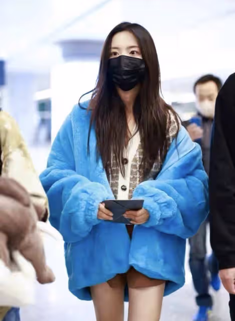 超越妹妹春季私服真驚艷,穿藍色兔耳朵毛絨外套,搭配超短太時髦