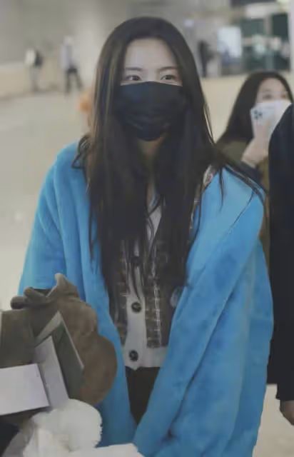 超越妹妹春季私服真驚艷,穿藍色兔耳朵毛絨外套,搭配超短太時髦