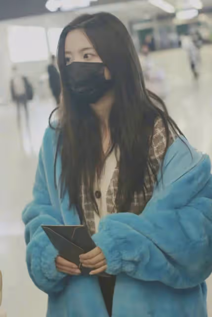 超越妹妹春季私服真驚艷,穿藍色兔耳朵毛絨外套,搭配超短太時髦