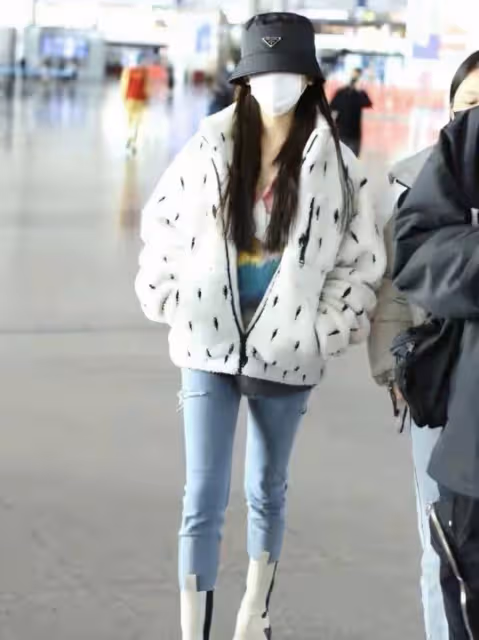超越妹妹春季私服真驚艷,穿藍色兔耳朵毛絨外套,搭配超短太時髦