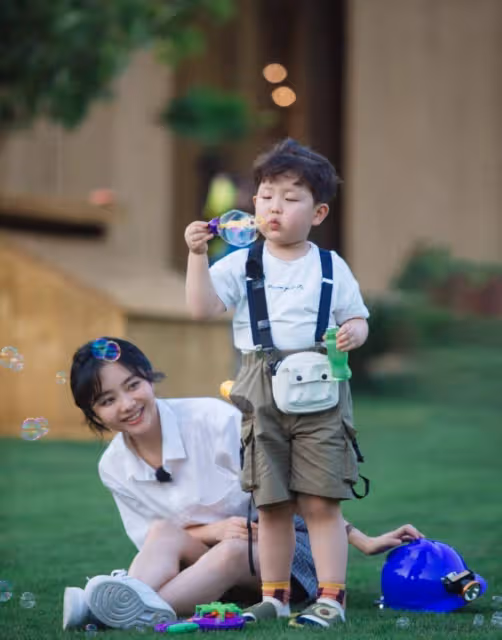 譚松韻私服超好看!「襯衫+短褲」清爽乾淨,值得小個子女生借鑑