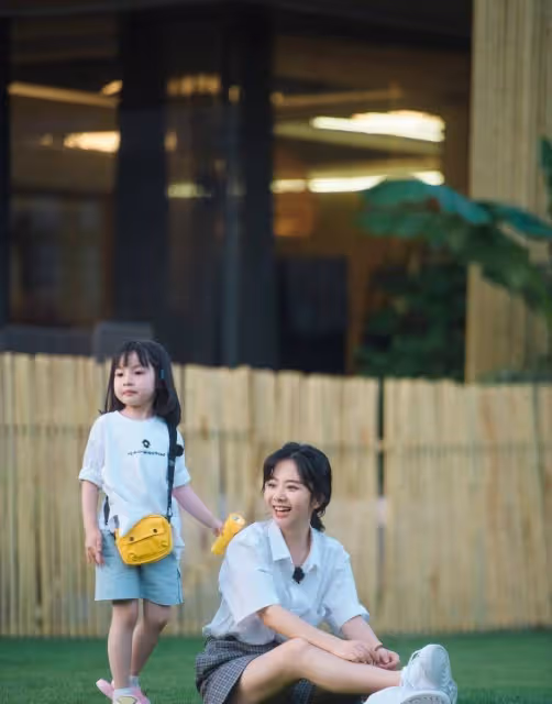 譚松韻私服超好看!「襯衫+短褲」清爽乾淨,值得小個子女生借鑑