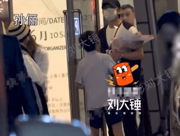 孫儷夫婦看小花跳拉丁,超哥手捧鮮花與等等玩耍,兄妹倆學費60萬