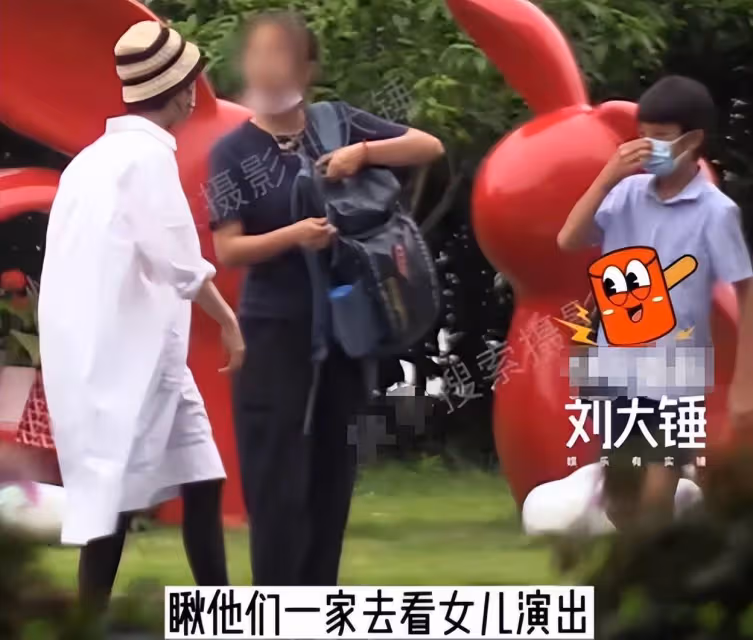 孫儷夫婦看小花跳拉丁,超哥手捧鮮花與等等玩耍,兄妹倆學費60萬