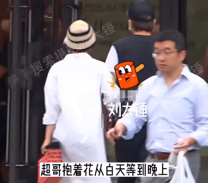 孫儷夫婦看小花跳拉丁,超哥手捧鮮花與等等玩耍,兄妹倆學費60萬