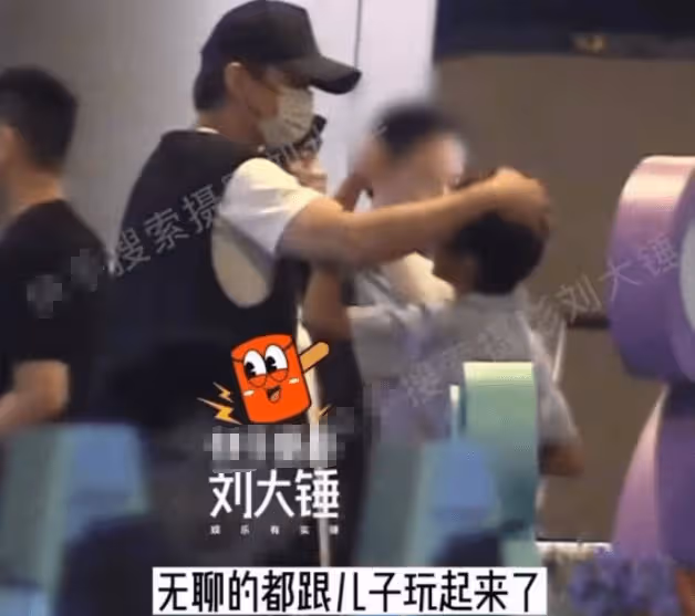 孫儷夫婦看小花跳拉丁,超哥手捧鮮花與等等玩耍,兄妹倆學費60萬