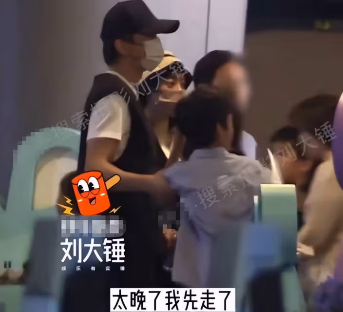 孫儷夫婦看小花跳拉丁,超哥手捧鮮花與等等玩耍,兄妹倆學費60萬